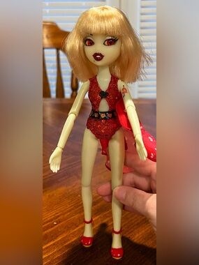 Bratzillaz Jade J'Adore Midnight Beach Glam Gets Wicked  Glow In The Dark doll